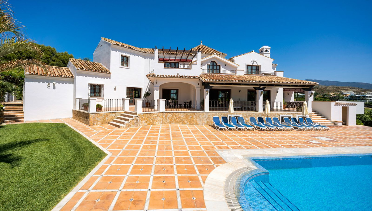 Villa in New Golden Mile, Costa del Sol, Málaga on Costa del Sol Til salg