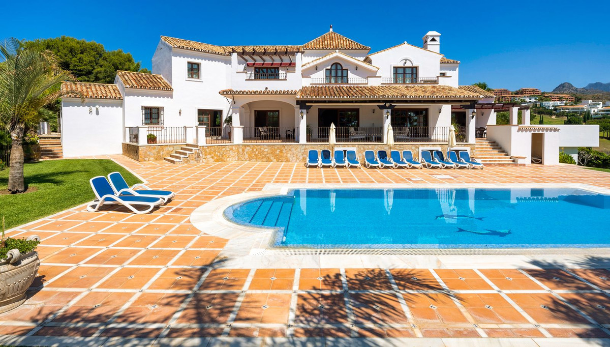 Villa in New Golden Mile, Costa del Sol, Málaga on Costa del Sol Til salg