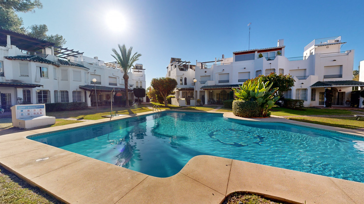 Townhouse for sale in Nueva Andalucía R4592236