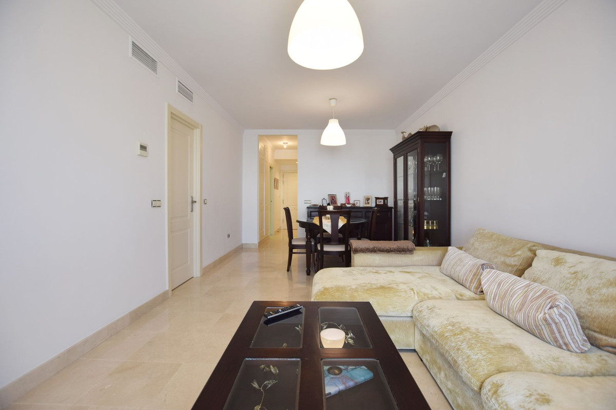 Middle Floor Apartment in Estepona R4604602