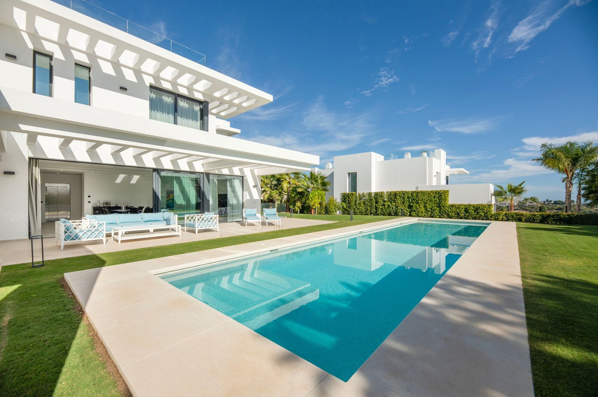 5 bedroom Villa For Sale in Benahavís, Málaga
