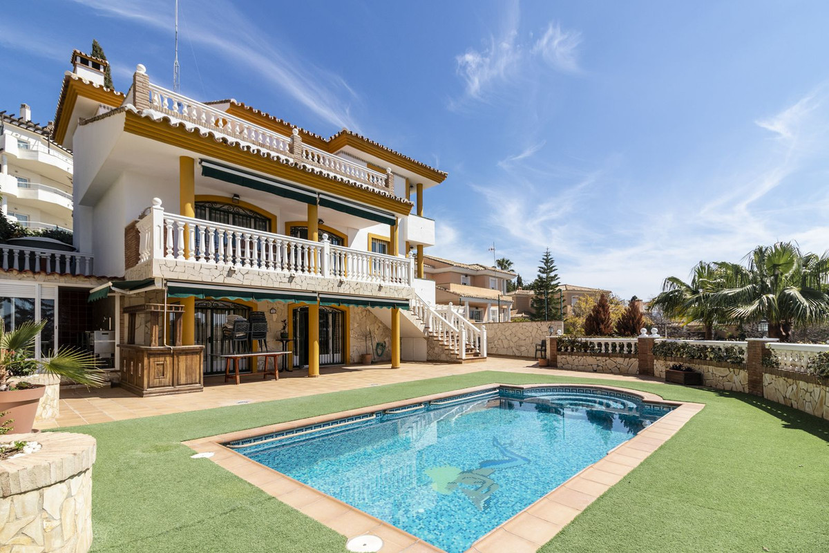 Spectacular independent Villa, In an environment surrounded by nature and a stone's throw from , Spain