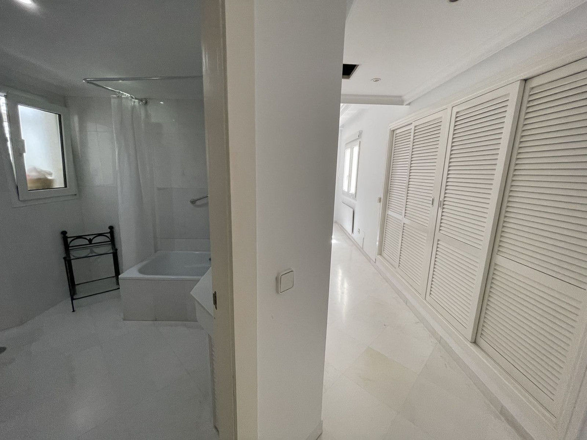 Apartment Middle Floor in Puerto Banús, Costa del Sol
