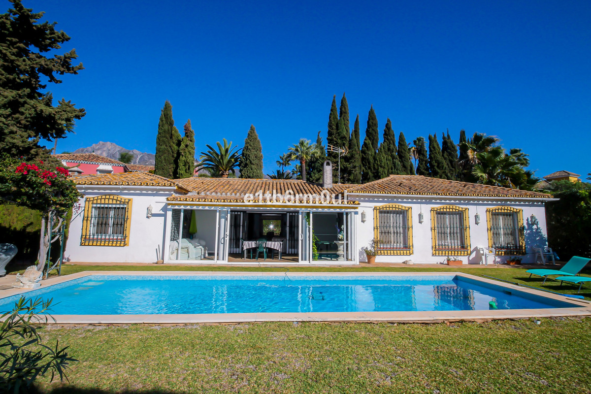 ·LARGE FLAT PLOT· ONE LEVEL VILLA· LOTS OF POTENTIAL· Traditional style villa all on one level situa, Spain