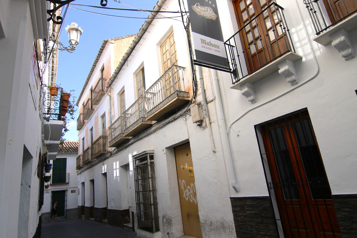 Coín, Costa del Sol, Málaga, Espanja - Juoni - Asuin