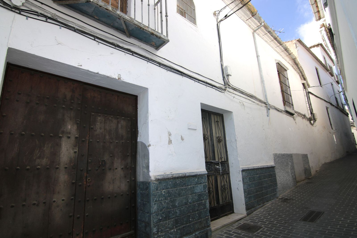Coín, Costa del Sol, Málaga, Espanja - Juoni - Asuin