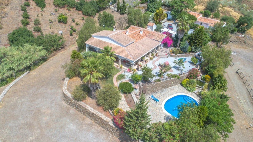 Opportunity!!
Ideal for Bed & Breakfast and riding school!!

Property with 3 completely independ, Spain