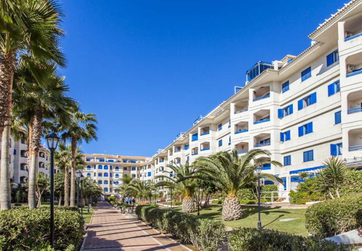 Beautiful 3-bed apartment with terrace and sea views in the well-known residential La Noria.