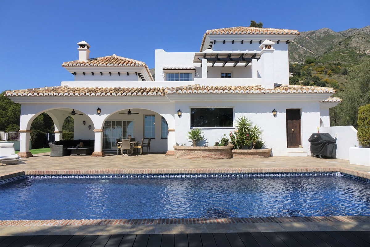 Detached Villa set in the much sought after and prestigious urbanisation of Valtocado, just 10 minut, Spain