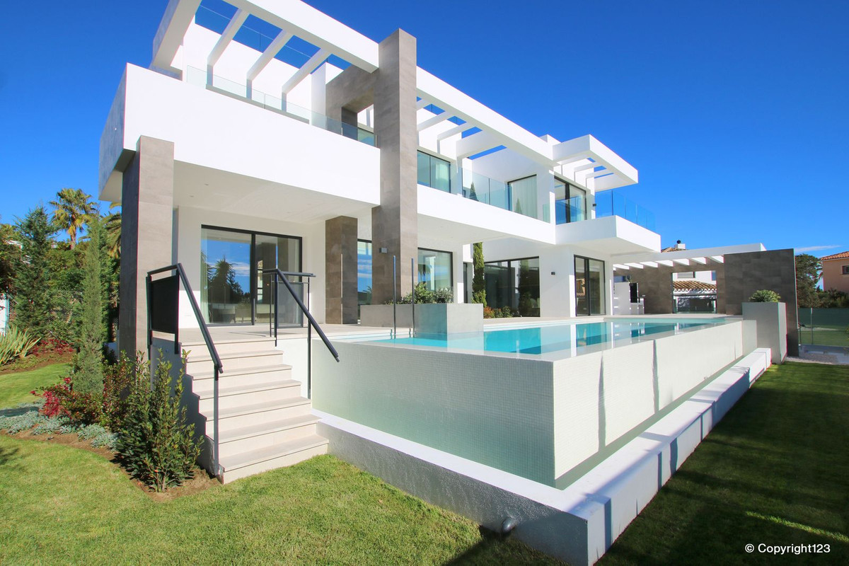 5 bedroom Villa For Sale in Marbesa, Málaga