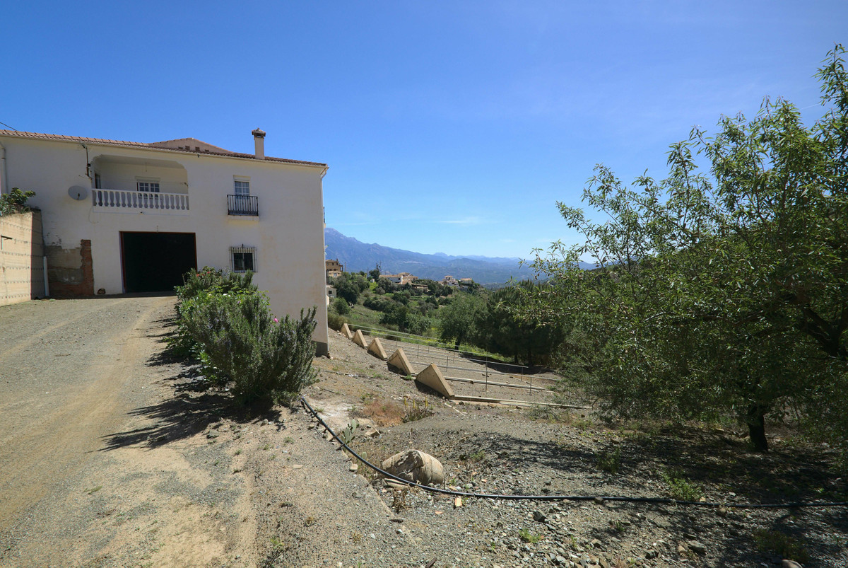 Large independent villa in Los Romanes Viñuela, with a plot of 1,902m2, built on an area of ​​366.81 m2, distributed over three floors.