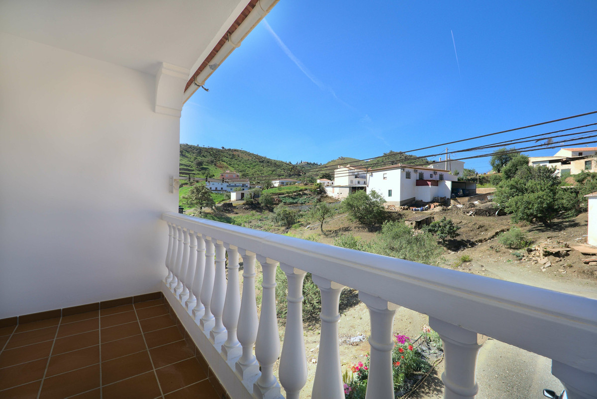 Large independent villa in Los Romanes Viñuela, with a plot of 1,902m2, built on an area of ​​366.81 m2, distributed over three floors.