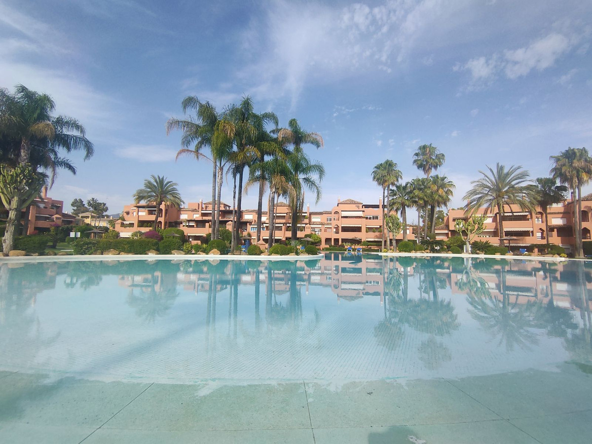 4 bed Apartment for sale in Guadalmina Baja