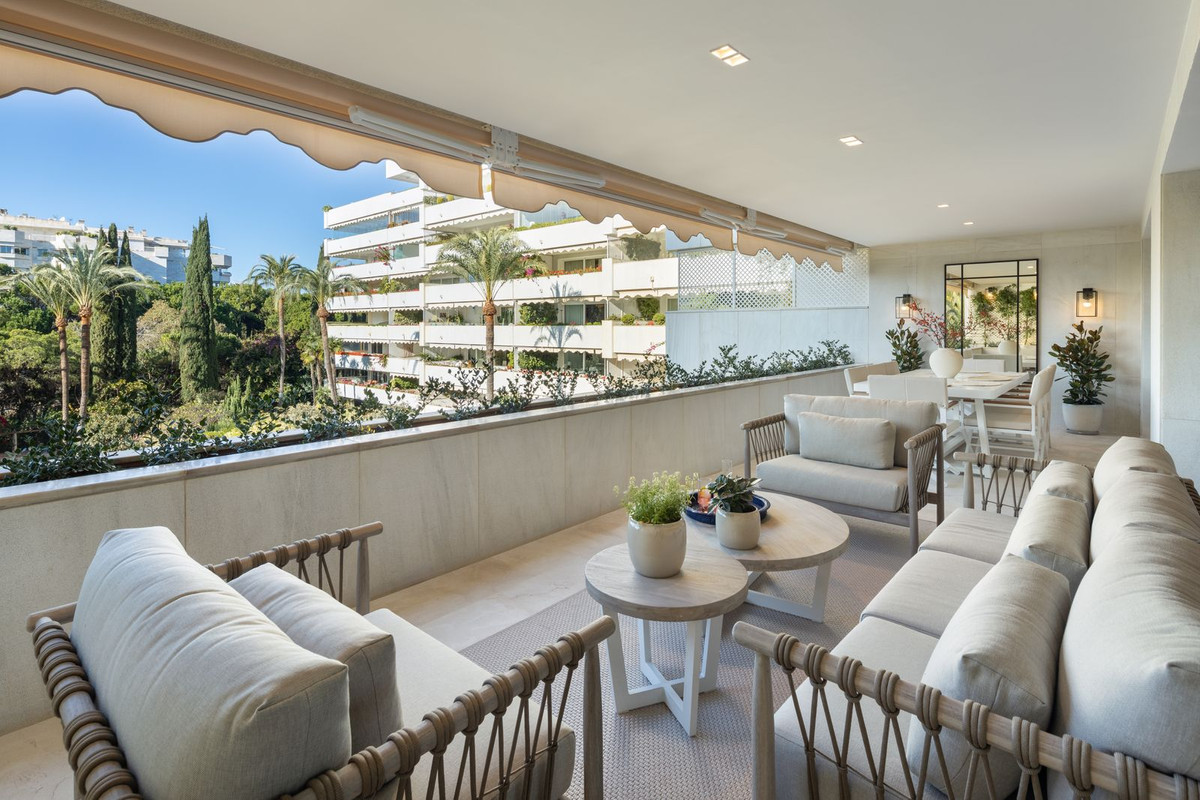 Middle Floor Apartment for sale in Marbella R4657021
