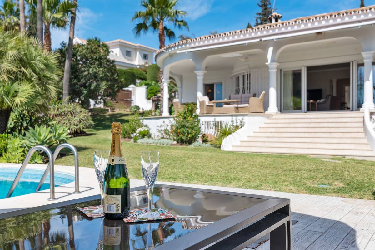 Villa te koop in El Paraiso R4440883