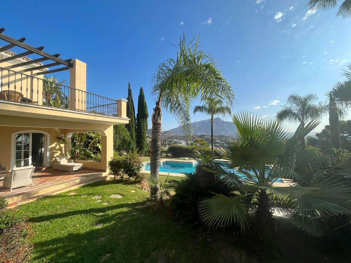 4 bedroom Villa For Sale in La Quinta, Málaga