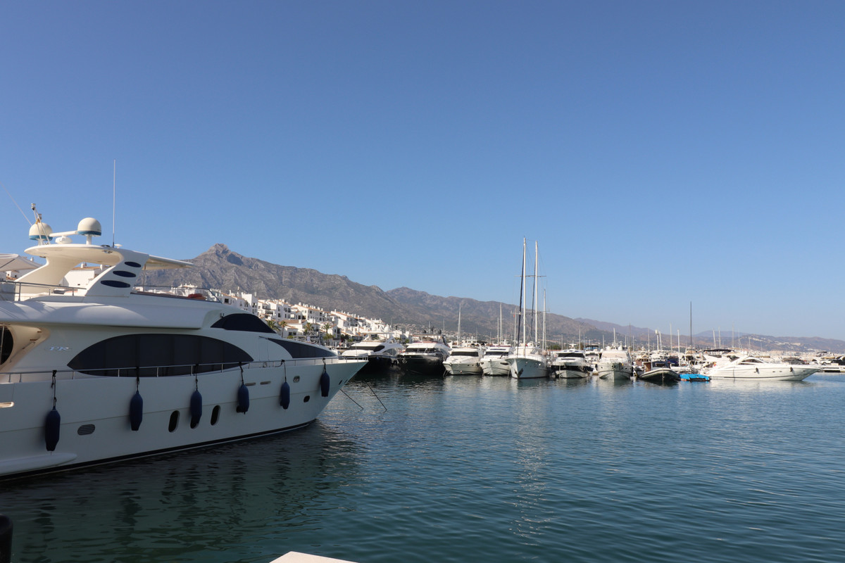 						Commercial  Mooring
													for sale 
																			 in Puerto Banús
					