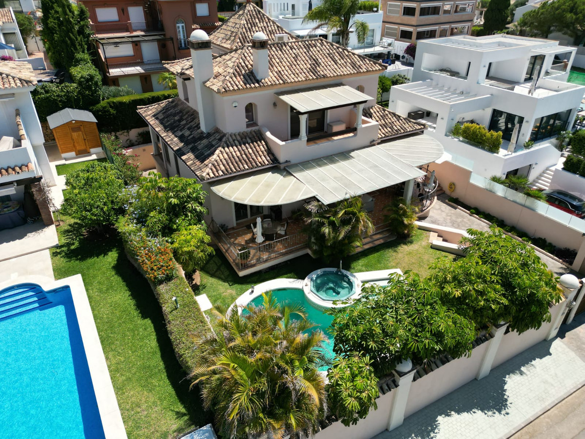 5 bedroom Villa For Sale in Las Chapas, Málaga