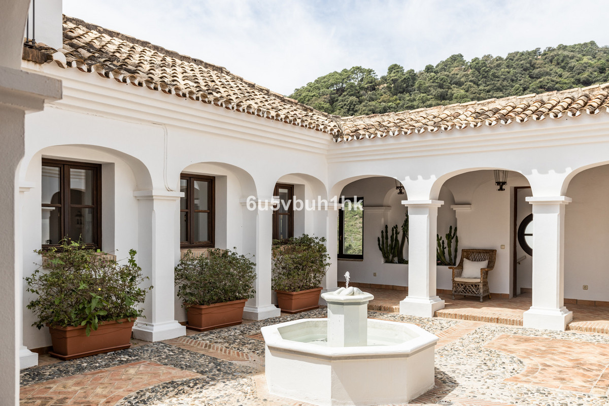 7 Bedroom Villa For Sale in El Madroñal - El Madroñal, Benahavis