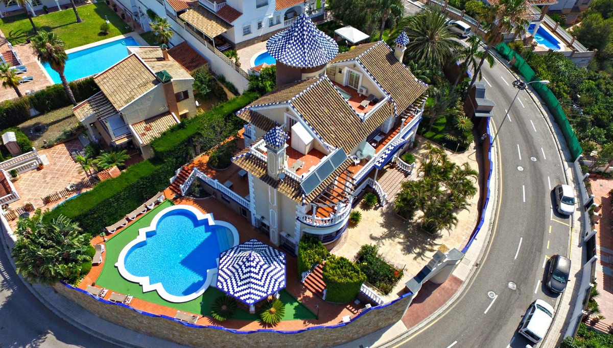 Two minutes from the seafront, this spectacular villa of more than 800m2 towers high above the rooft, Spain