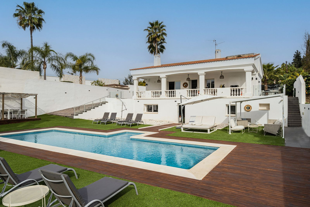 4 Bedroom Detached Villa For Sale El Rosario, Costa del Sol - HP4648231