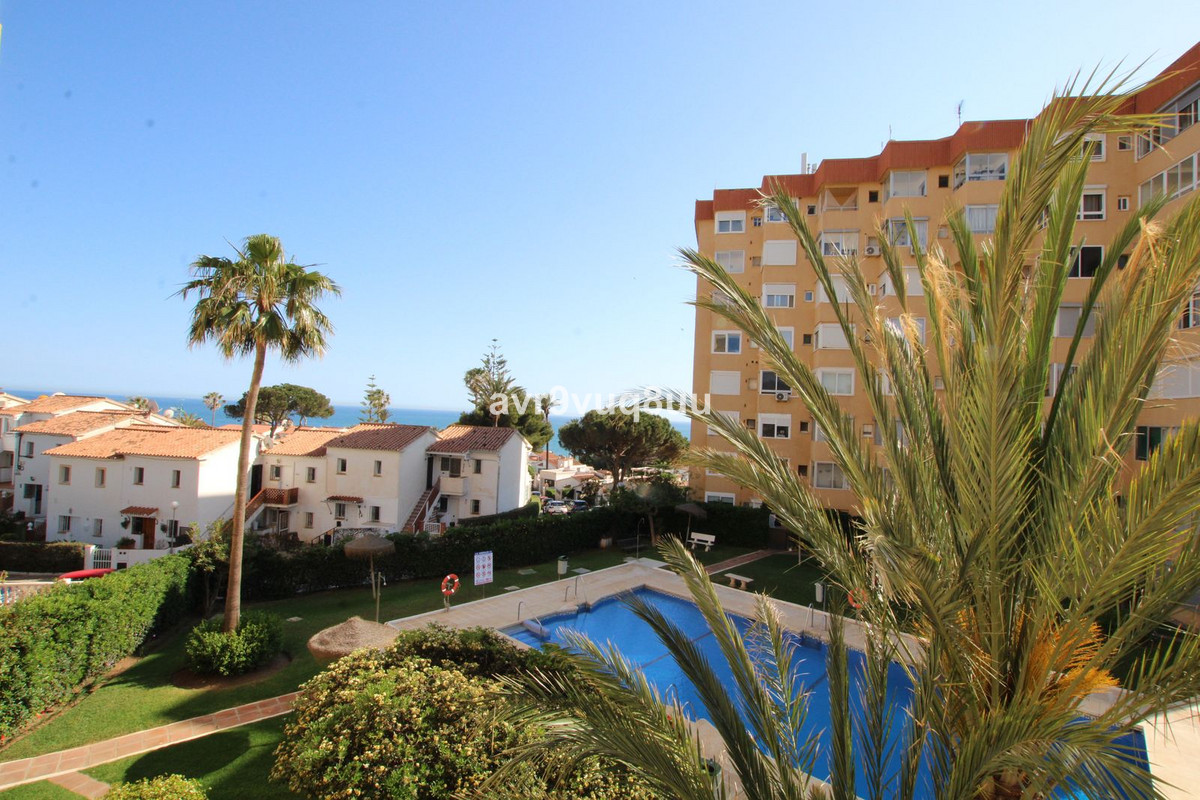 Middle floor corner apartment located in a well established community within walking distance of the Spain