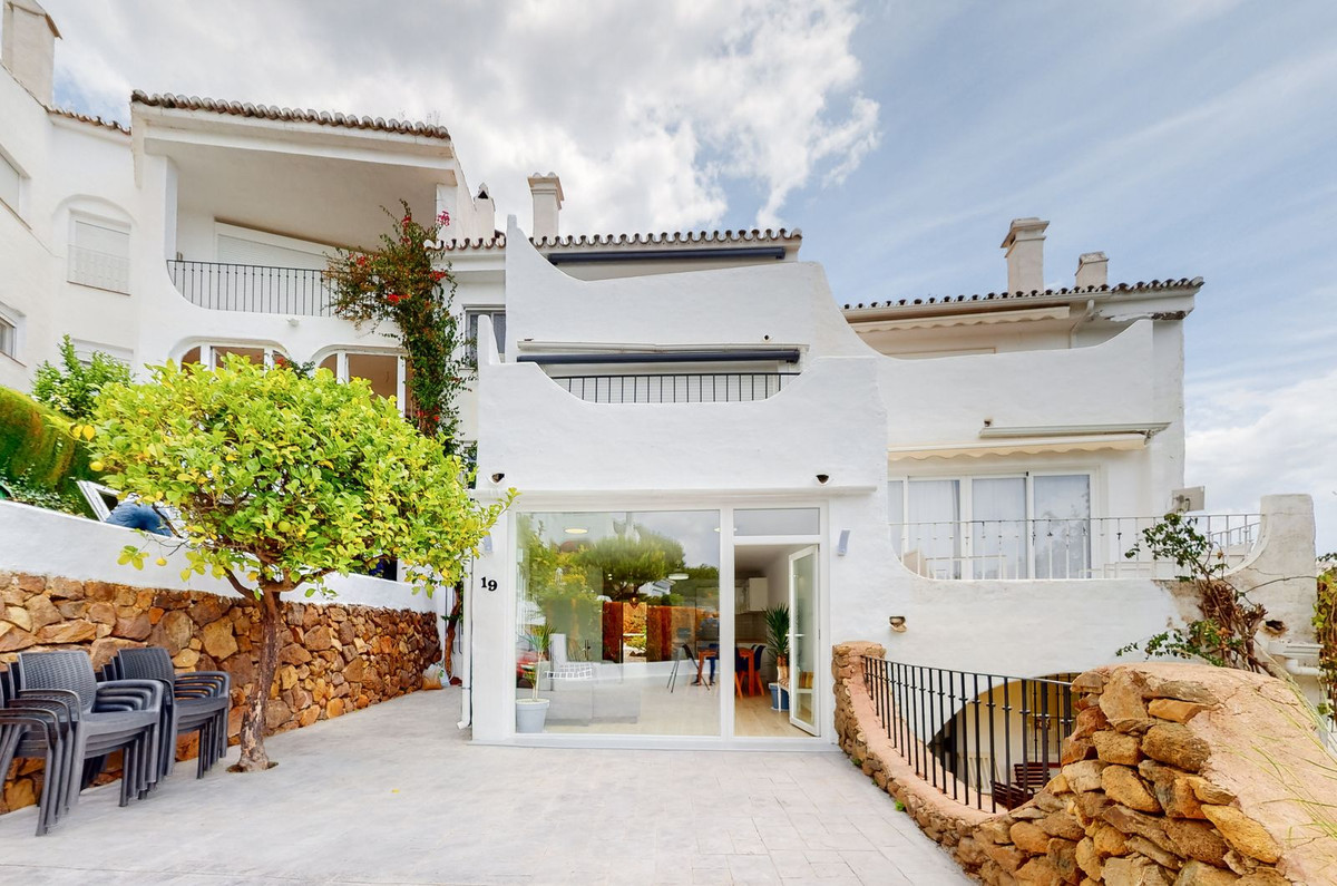 						Apartamento  Dúplex
													en venta 
																			 en Altos de los Monteros
					