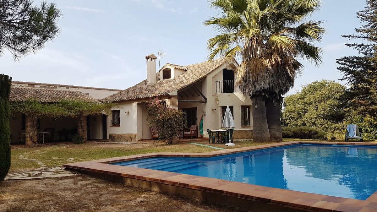 Welcome to this beautiful finca with a built area of ??434m2 and many possibilities, on a partially , Spain