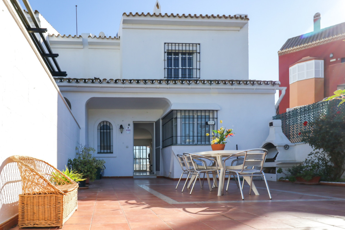 Semi-detached house with special charm, with a main terrace at the entrance that invites you to enjoy with the family, 135m2 distributed over 2 flo...