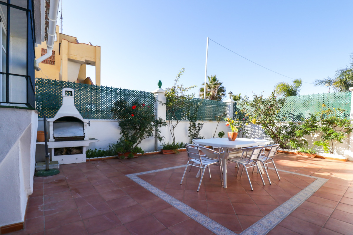 Semi-detached house with special charm, with a main terrace at the entrance that invites you to enjoy with the family, 135m2 distributed over 2 flo...