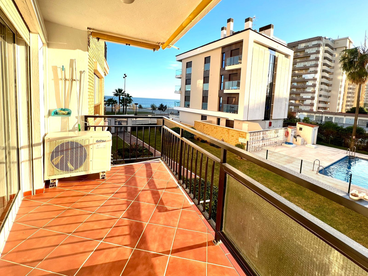 "We present this wonderful flat situated in a very sought after urbanisation in Los Boliches (R, Spain