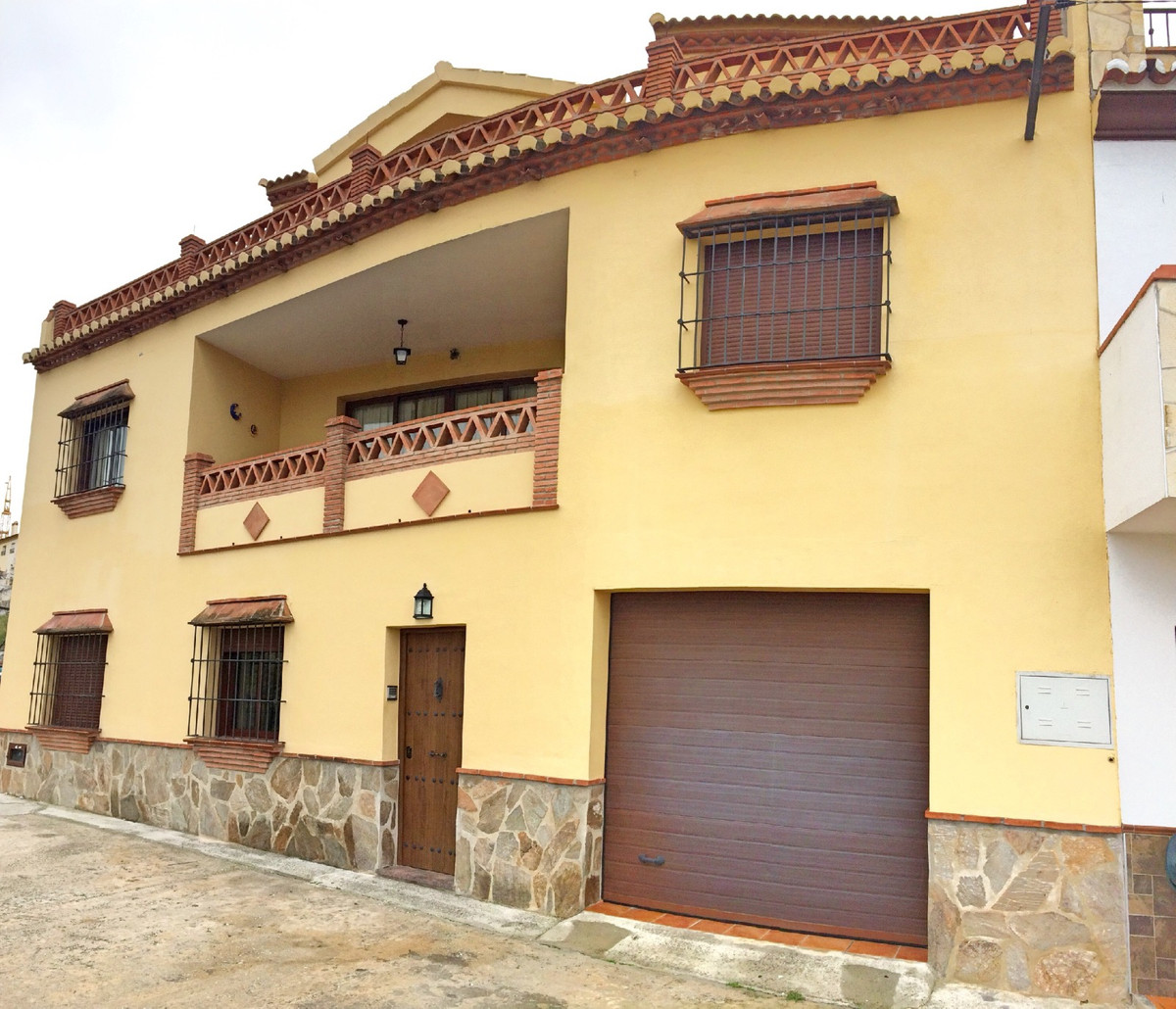 Large 5 bedroom house just outside Alora.

On the outskirts of Barriada El Puente (Alora) stands thi, Spain