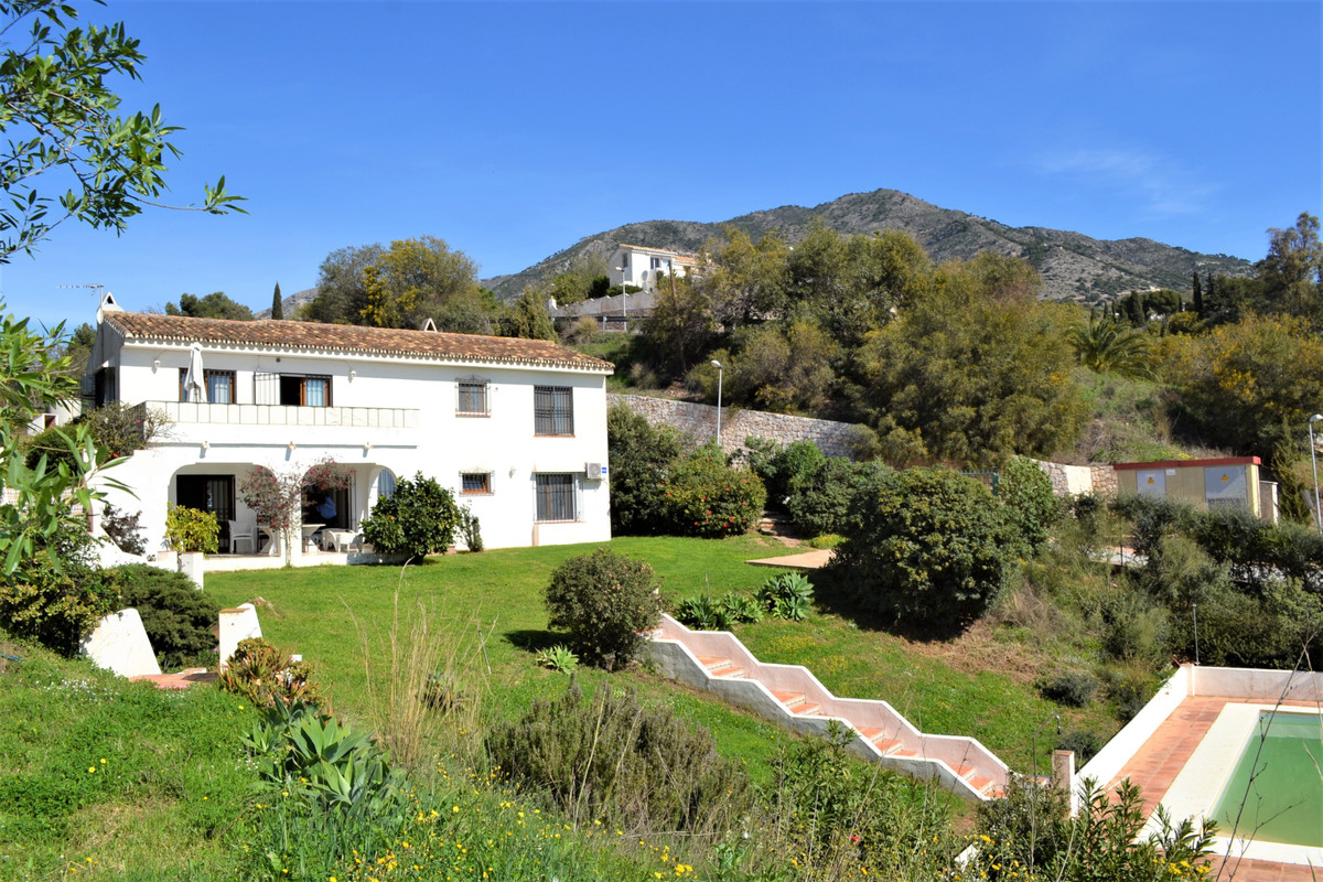 Villa in Rancho de la Luz with sea views.

Villa located on a large plot in the area of Rancho de La, Spain