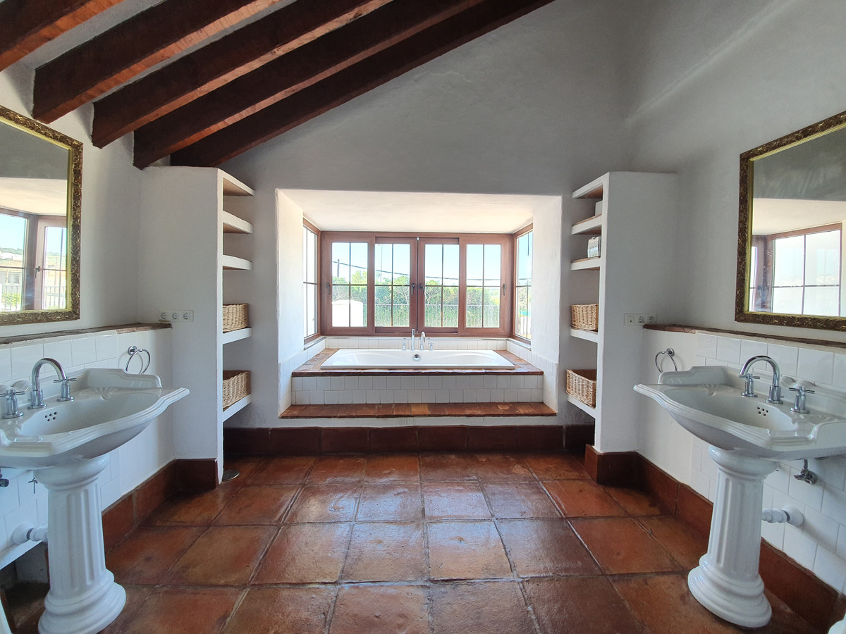 Gorgeous colonial traditional Andalusian style farmhouse located in the best part of San Enrique de Guadiaro, only five minutes from Sotogrande, th...