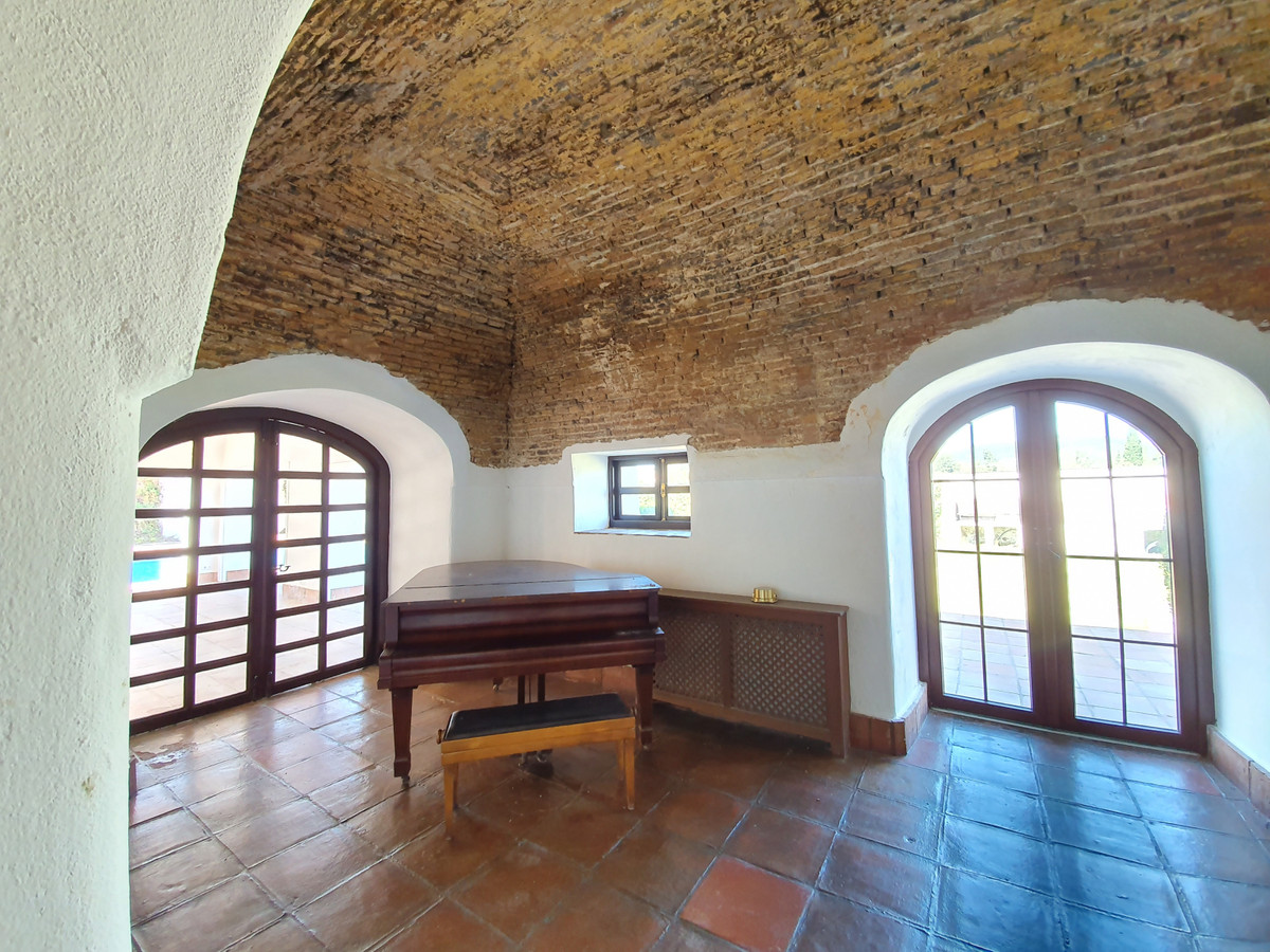 Gorgeous colonial traditional Andalusian style farmhouse located in the best part of San Enrique de Guadiaro, only five minutes from Sotogrande, th...