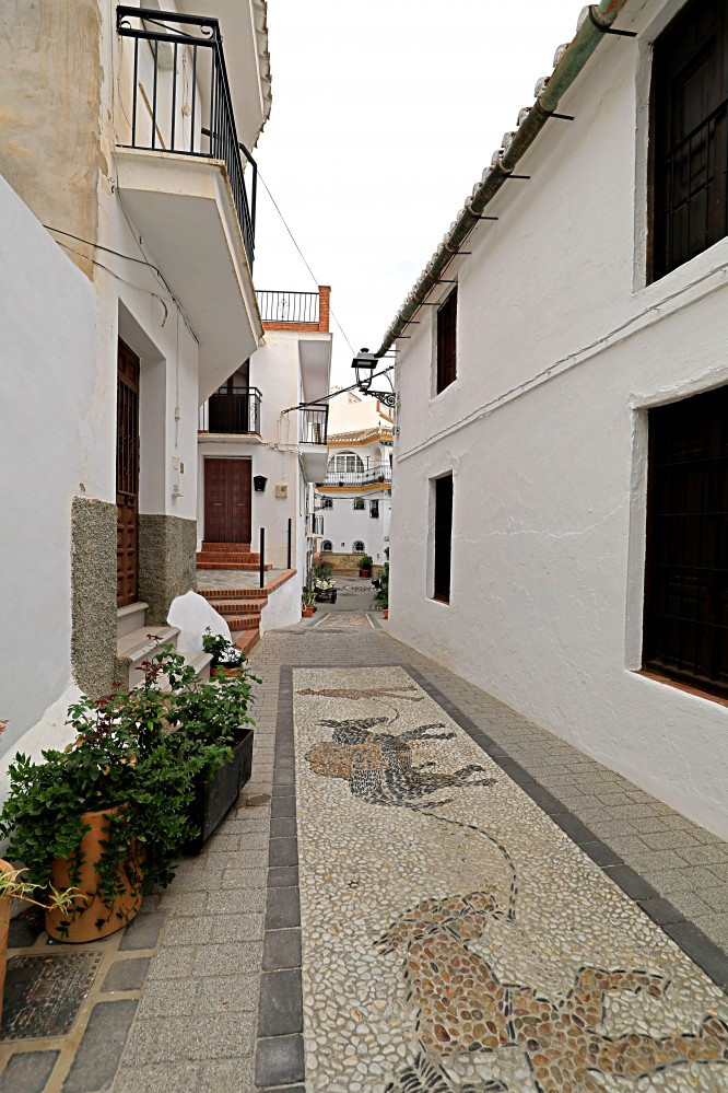 Sedella, Costa del Sol East, Málaga, Espanja - Juoni - Asuin