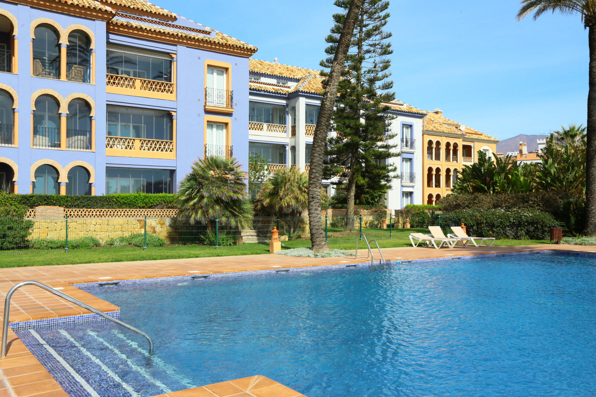 High quality building pays off as you can see at La Perla de la Bahia. Enjoy spacious rooms, large terraces and lush gardens with a sea view!