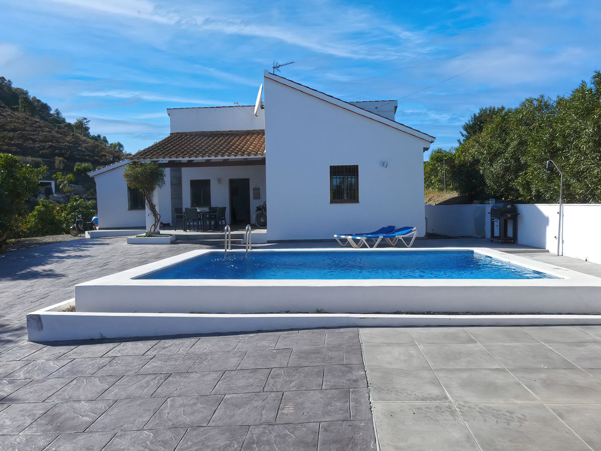 Beautiful country property in an excellent location near Coin.

This single-storey house comprises 3, Spain