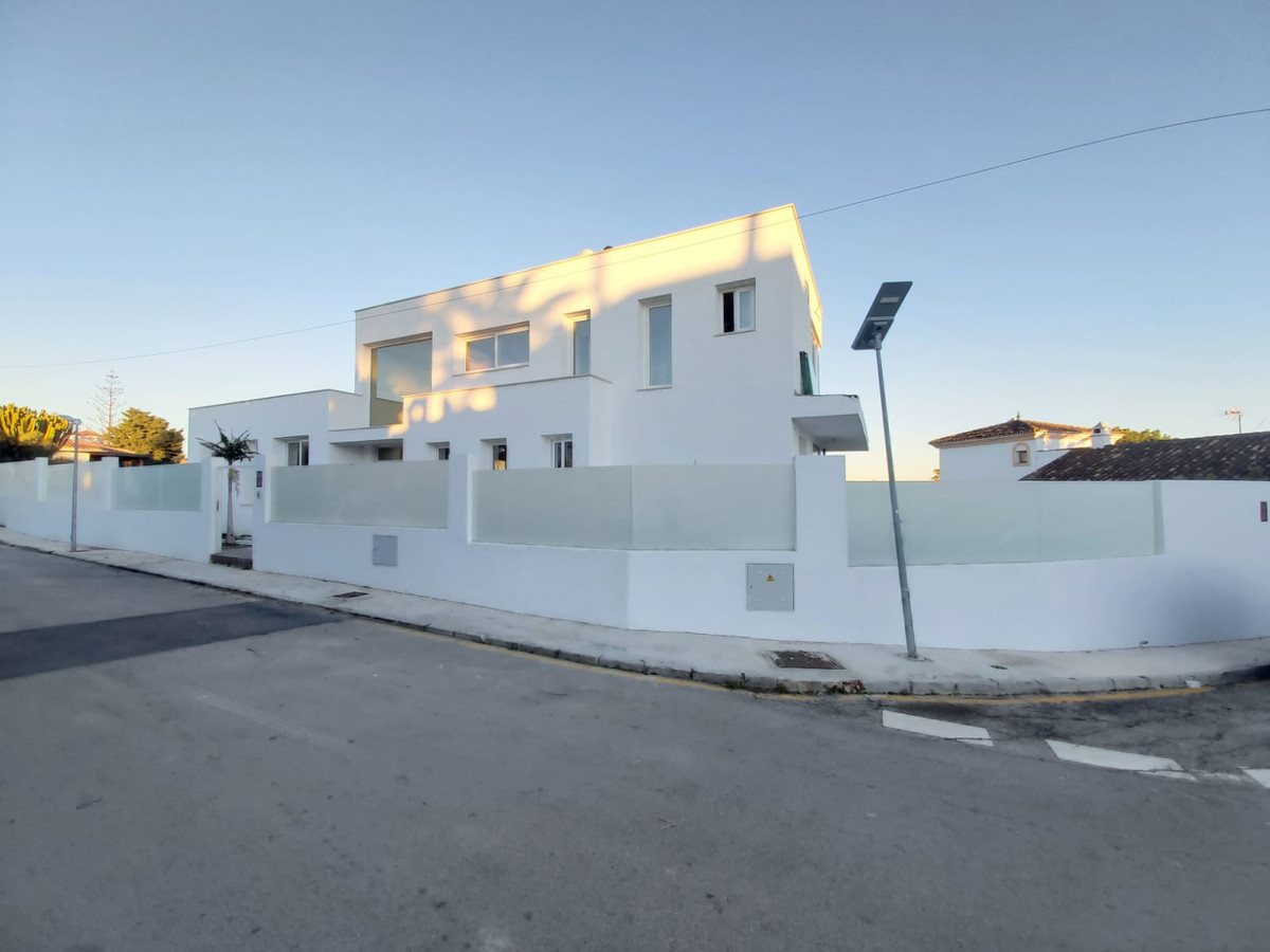 We are pleased to offer you this fantastic newly built contemporary villa, located just a few minute, Spain