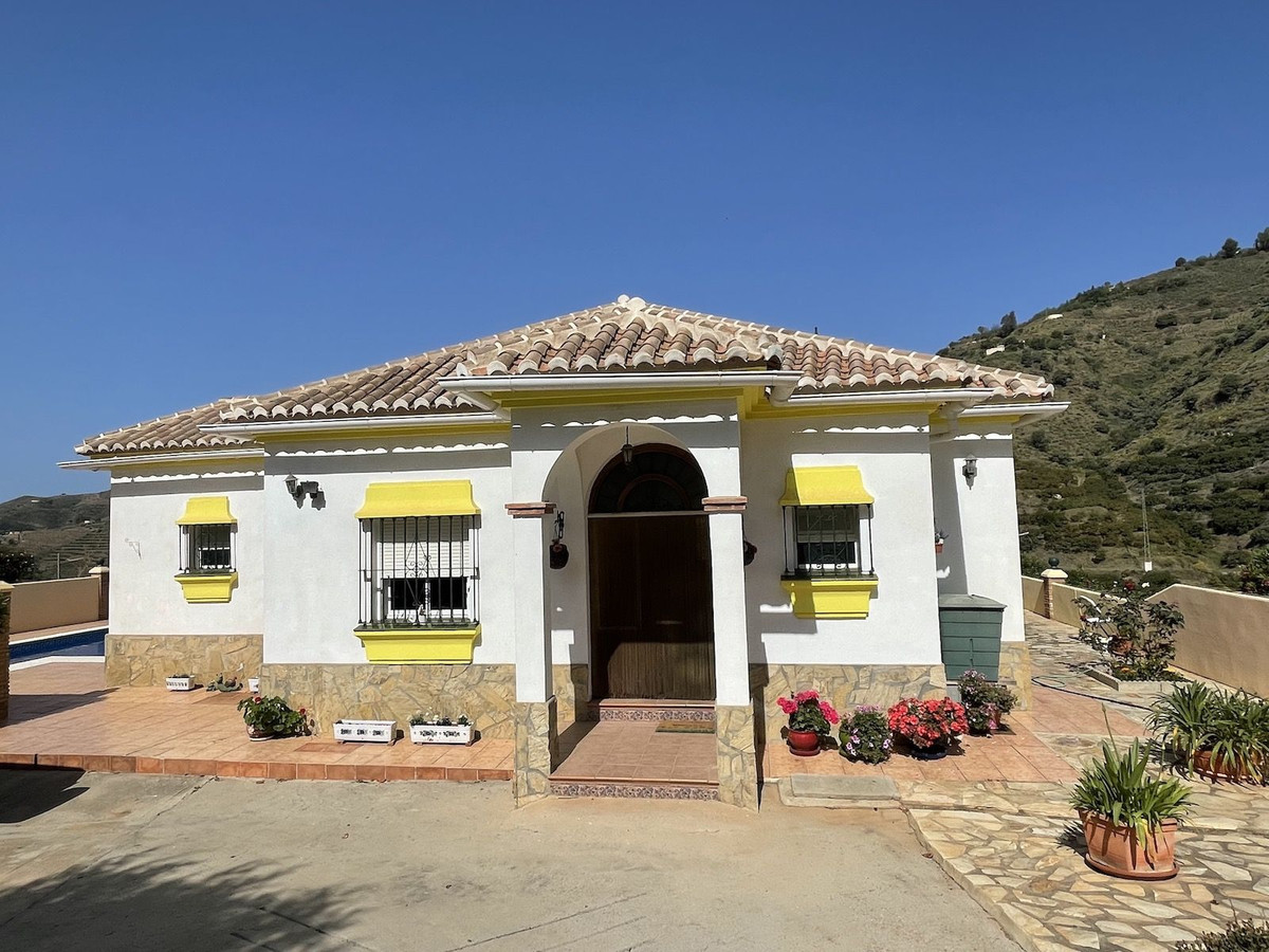 Country house with 2 bedrooms, 2 bathrooms, large swimming pool within 15 minutes from Torrox Costa., Spain
