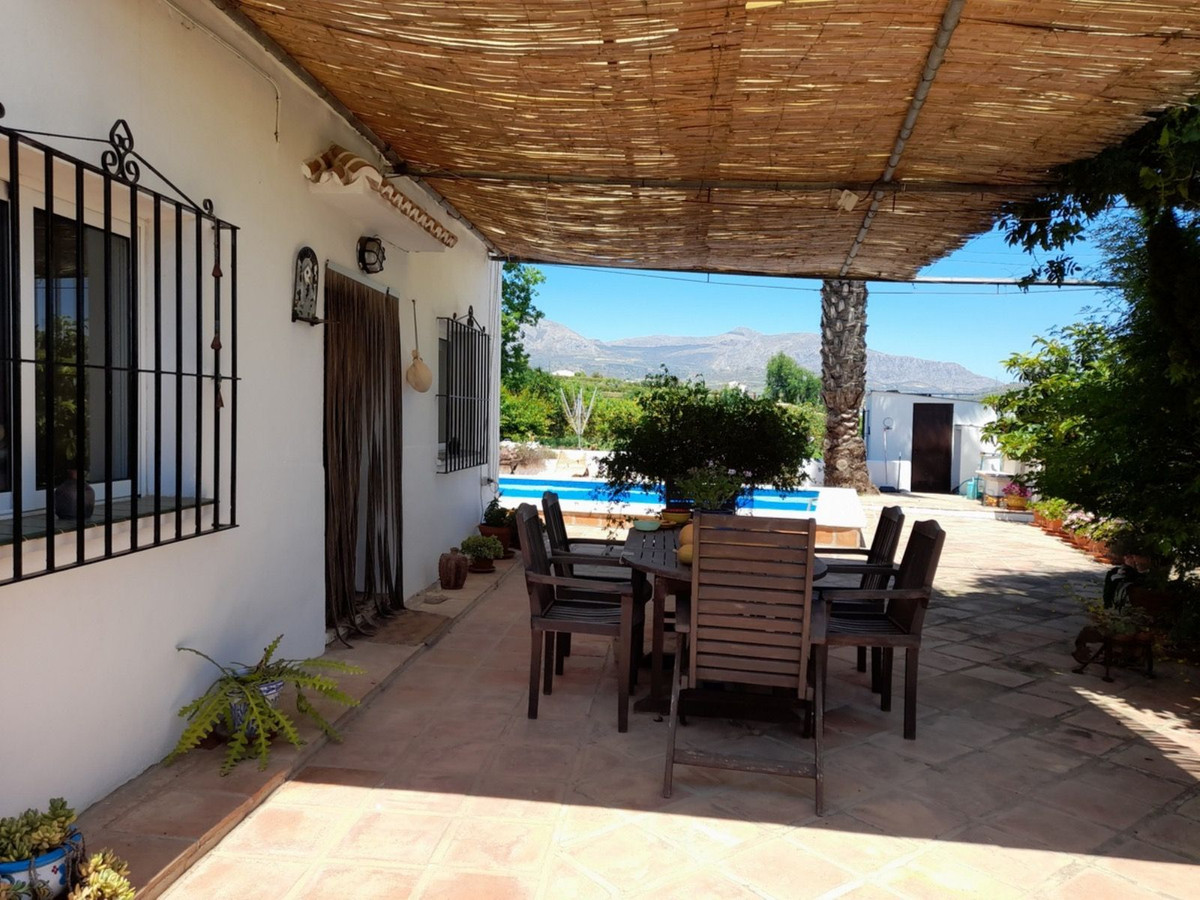 Very lovely country property situated on a fully gated, 1.331 m2 level parcel of land in the prestigious location of Partido Los Llanos, only 5 min...