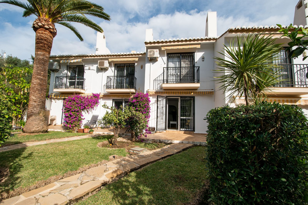 Looking for a cozy townhouse close to all kinds of restaurants, shops and the beach?

Located in one, Spain