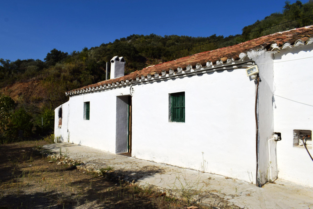 This traditional country house is located in the area of Mazmullar, 10 minutes from the village of Comares and 1 hour drive to the coast.