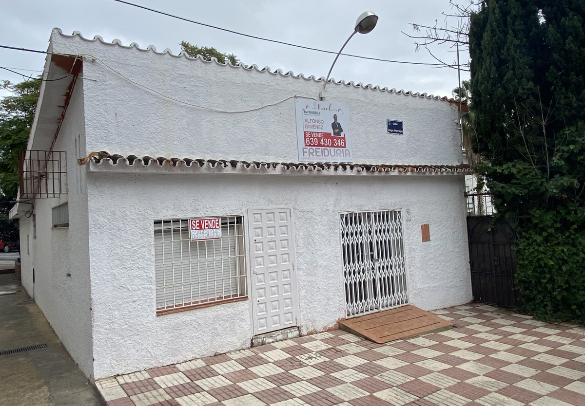 Commercial premises in a separate building, without any other adjacent building. It is on the corner, Spain