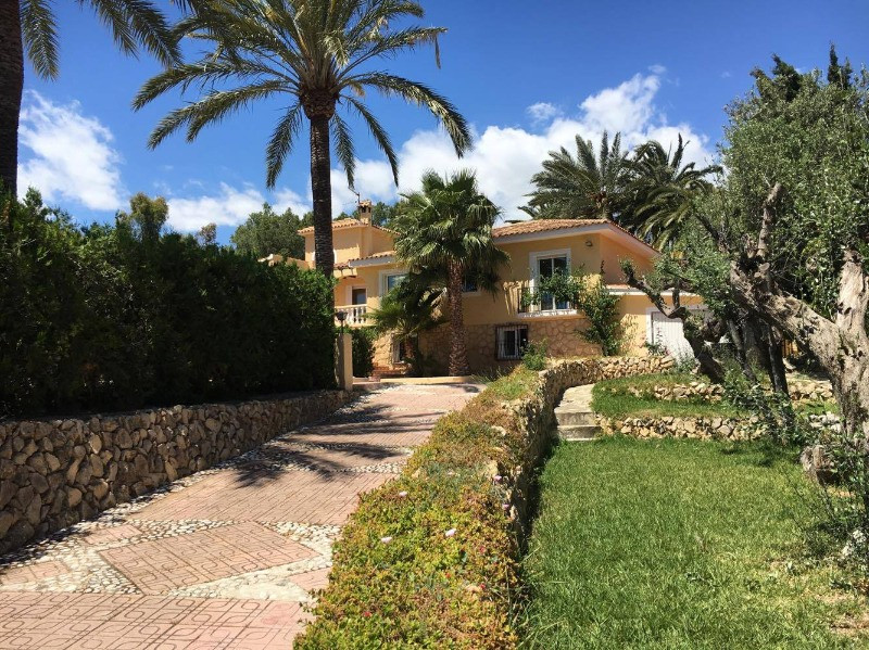 Located only minutes from the centre of Alfaz, this property is truly impressive. The sunny terraces, Spain