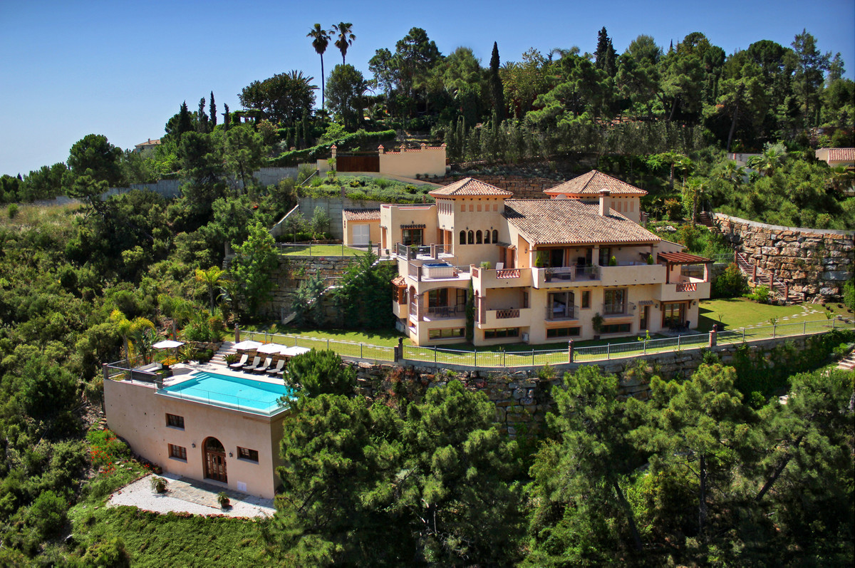 Villa for sale in El Madroñal, Costa del Sol