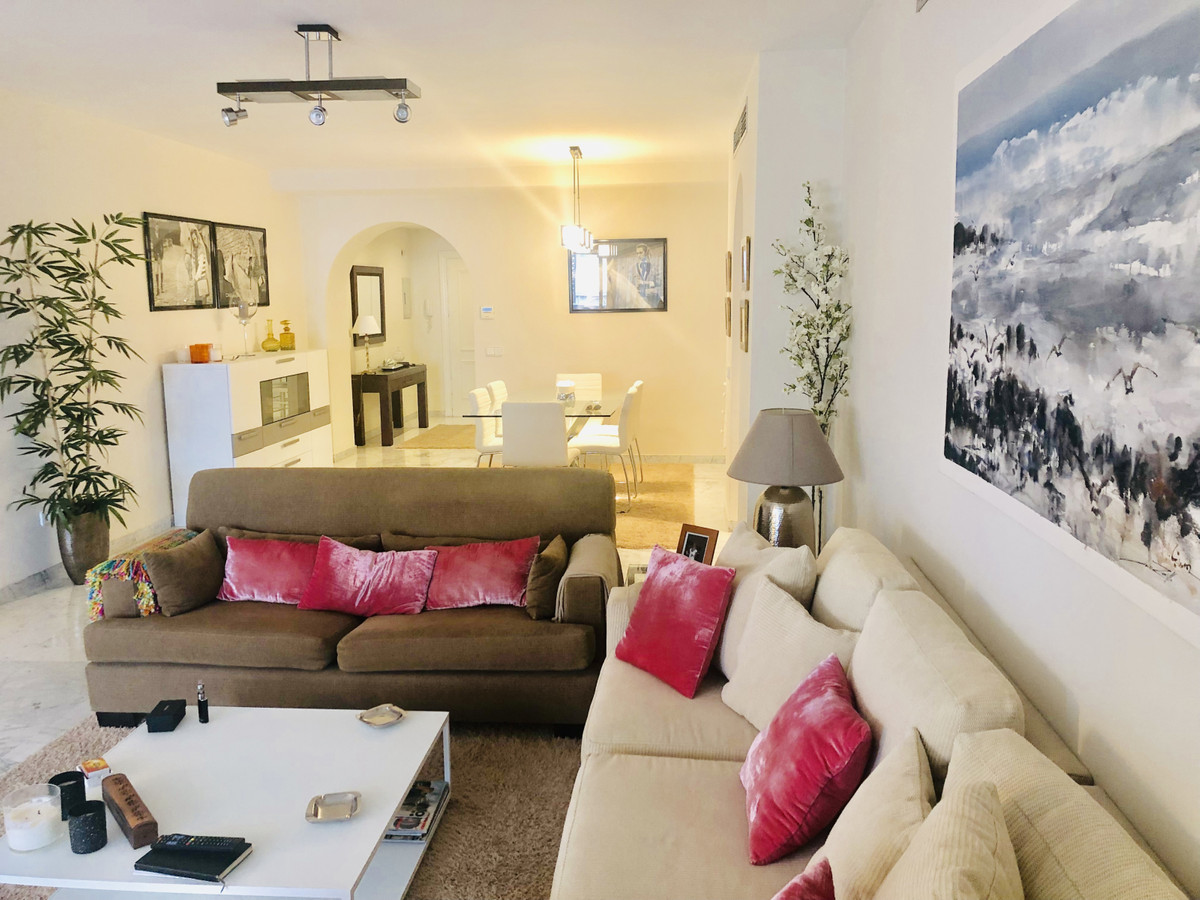  Apartment, Middle Floor  for sale    in Puerto Banús