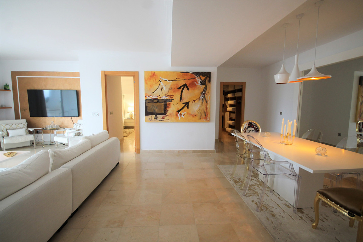 Luxury apartment located in a prestigious community, first line golf in the prestigious Los Flamingo, Spain