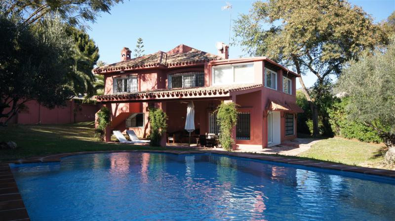 5 bedroom Villa For Sale in Elviria, Málaga - thumb 2