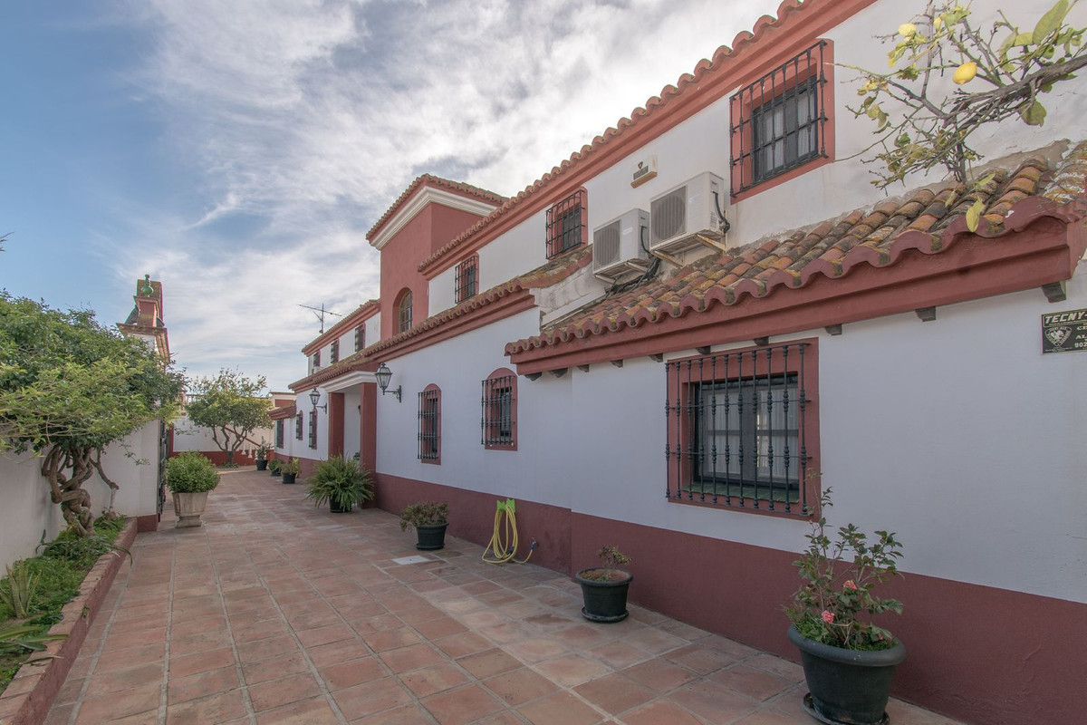 7 bedroom Villa For Sale in Mijas Golf, Málaga - thumb 4